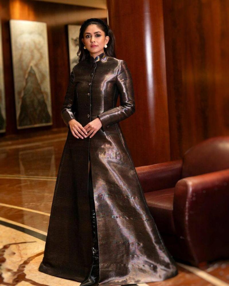 mrunal-thakur-looking-so-fabulous